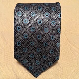 Geoff Nicholson NWOT Neck Tie in Gray with Blue Medallions 100% Silk
